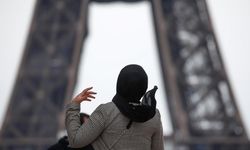 Fransız vekilden başörtüsü açıklaması: 'Müslümanlara olumsuz mesaj veriyor'