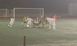 Futbolcular birbirlerini acımasızca dövdü: Kavga saniye saniye kaydedildi