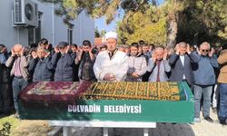 Gıda zehirlenmesi şüphesiyle ölen anne ile 2 çocuğu toprağa verildi