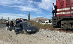 Hemzemin geçitten geçmeye çalışan otomobile lokomotif çarptı