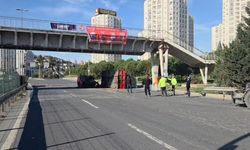 İstanbul'da TIR üst geçide çarptı: Yol trafiğe kapatıldı!