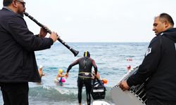 İsveç'e yüzerek gidecek: Türkiye'den davul zurnayla uğurlandı