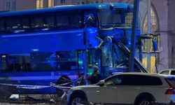 İsveç'te otobüs durağa girdi: 3 ölü