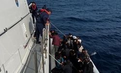 İzmir açıklarında 64 düzensiz göçmen kurtarıldı