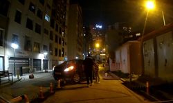 Kağıthane'de ters yöne giren araç sürücüsü bariyerlerde asılı kaldı