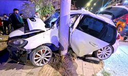 Kontrolden çıkan araç elektrik direğine saplandı!