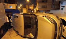 Kontrolden çıkan otomobil yan döndü: Yaralı var