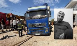 Lastiğini değiştirdiği TIR'ın altında kaldı