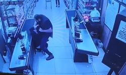 Oğlunu darbettiğini öne sürdüğü market çalışanını yumruklayıp tekmeledi