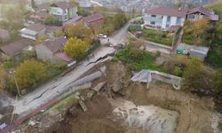 Okul yapımı için kazılan temelin yanından geçen yol çöktü