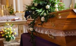 Öldü sanıp tapınağa getirdiler! Tabuttan gelen sesle cenaze durdu!