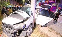Otomobil direğe bir ok gibi saplandı: 2 ağır yaralı