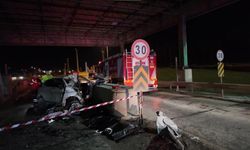 Otomobil gişelere saplandı: Genç doktordan acı haber!