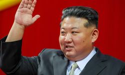 Premier Lig Kuzey Kore'ye geliyor: Maçı anlatan spiker lideri övmek zorunda