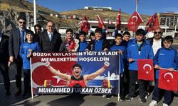 Rekor kırarak dünya şampiyonu olan sporcu memleketinde coşkuyla karşılandı
