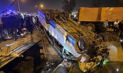 Tarsus'ta yolcu minibüsü ile otomobil çarpıştı: 10 yaralı