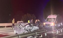 Tıra arkadan çarpan otomobil hurda yığınına döndü: 1 ölü