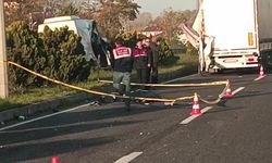 Tırın römorkuna çarpan minibüsteki 1 kişi öldü, 2 kişi de yaralandı