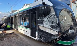 Tramvay ile çöp kamyonu çarpıştı: 3 yaralı