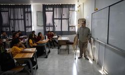 Yanlış iğneyle engelli kalan Veli öğretmen 22 yıldır azmiyle öğrencilerine örnek oluyor