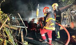 Yıldırım isabet eden 2 araç küle döndü