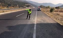 Yılın polisi! Kaza sonrası yolu fırçayla temizledi