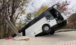 Yokuşta park edilen tur otobüsü, hareket edince şarampole düştü