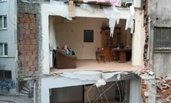 Zeytinburnu'nda 4 katlı bina kontrollü yıkılınca yanındaki apartman duvarsız kaldı