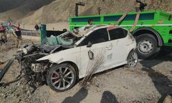 3 gence mezar olan otomobil sudan çıkarıldı