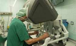 Ameliyatlarda yeni dönem! Neşterin yerini robot kolları alıyor