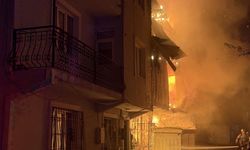 Bursa'da korkutan yangın: Alevler yan binaya sıçradı: Kundaklama şüphesi