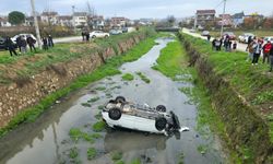 Dereye devrilen otomobildeki 3 kişi yaralandı