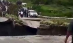 Endonezya'dan şoke eden görüntüler! 4 şeritli yol saniyeler içinde böyle çöktü