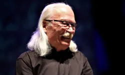 Moğollar’ın Efsanesi Cahit Berkay Aracıyla Restorana Daldı!