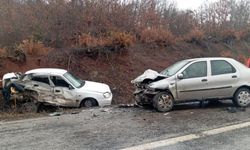 İki otomobil kafa kafaya çarpıştı: 1 ölü, 1'i ağır 2 yaralı