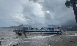 İskeleye çarparak karaya oturan tekne için kurtarma çalışmaları başladı