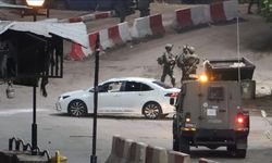 İsrail, Batı Şeria'da ambulansı durdurup sağlık görevlilerini alıkoydu