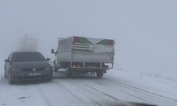Kars-Göle kara yolunda kar ve sis ulaşımı olumsuz etkiliyor
