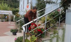 Köy imamı görev yaptığı caminin çevresini çiçeklerle donattı