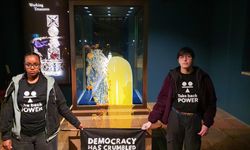 Kraliyet tacına muhallebili saldırı!