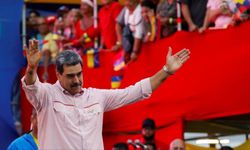Maduro ABD'ye dans ederek meydan okudu: 'Savaş mı? Asla, asla savaş yok!'