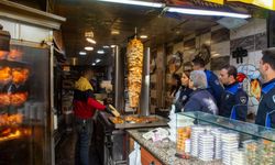 Mide bulandıran görüntü: Dönerciden kurtlu salça ve turşu çıktı