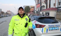 Muş'ta üşüyen kuryeye eldivenini veren polis gönülleri ısıttı