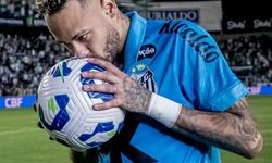 Neymar hat-trick yaptığı maçta Santos'u ipten aldı