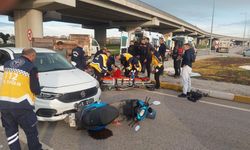 Otomobil ile motosiklet çarpıştı! İki kişi yola savruldu