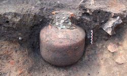Yerin altından çıkan antik kumbara şok etti! Fransa'daki kazıda 1700 yıllık keşif!
