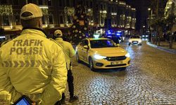 Yüksek sesli müzik açan trafik magandaları polise yakalandı