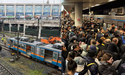 Esenler’de Metro Raydan Çıktı: Yolcular Raylarda Yürüdü