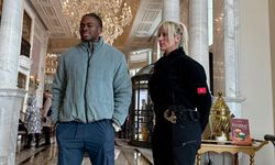 Türk Kadın Koruma Enera: Amerikalı Fenomen Marvin Achi’ye Türk Bayrağı Öptürdü!