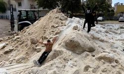 Adana'da Nisan Ayında Oluşan Buz Kütlelerinde Çocukların Kar Topu Keyfi